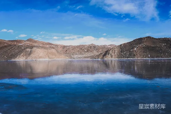 高清摄影 蓝天之下被山环绕的一片水域