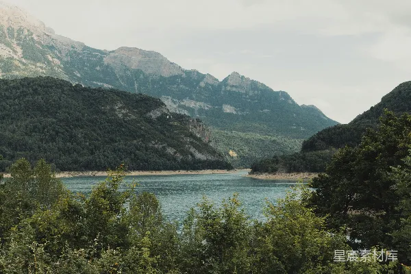 高清摄影 湖畔环绕着的山脉的一幅景象