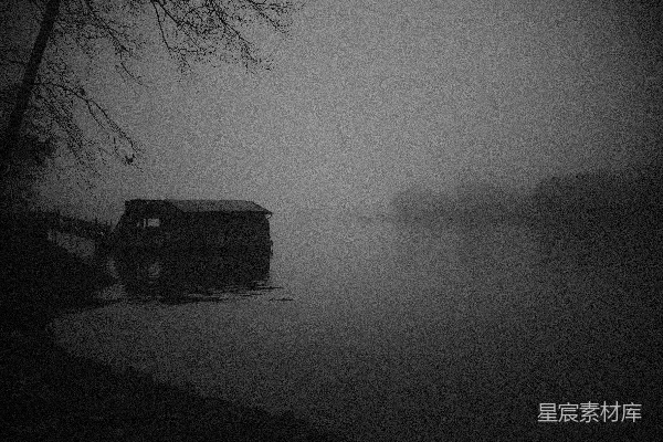 高清摄影 一幅黑白照片中的 boats 在水面上