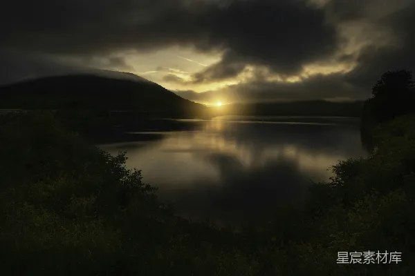 高清摄影 夕阳落下一片水域之上