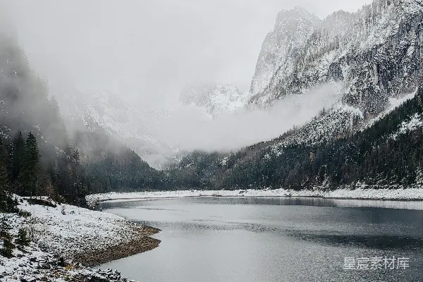 高清摄影 一片被雪山环绕的大片水域