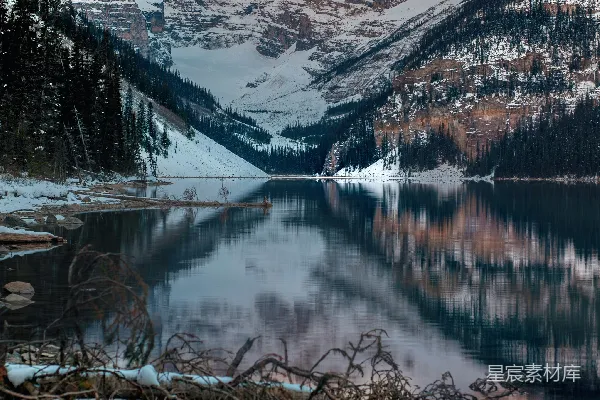 高清摄影 白天雪覆盖的山 near 湖的全景摄影
