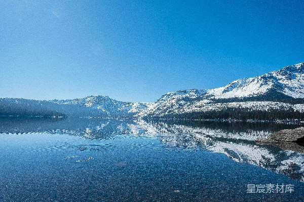 高清摄影 白天山脚下覆盖着白雪的湖泊附近