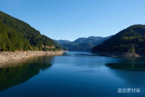 高清摄影 山中白天湖中的景象