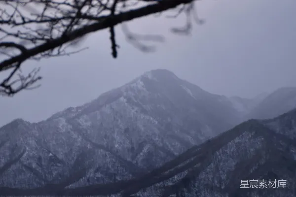 高清摄影 背景中有山的水域