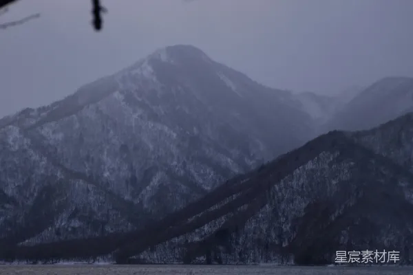 高清摄影 一艘船漂浮在云层遮蔽的湖面上