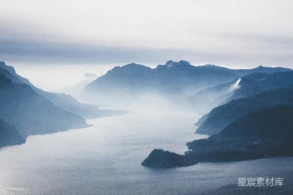 高清摄影 山与湖的鸟瞰照片