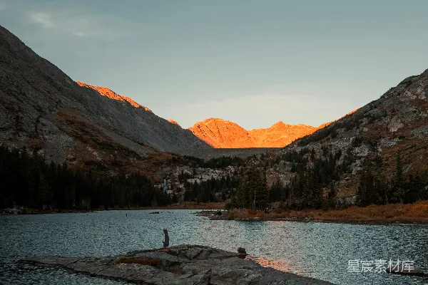 高清摄影 湖中央一个站在岩石上的身影