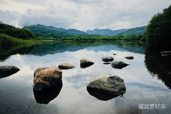 高清摄影 白天湖边的灰色岩石