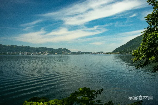 高清摄影 绿树环绕着水体的蓝天下的白天景色