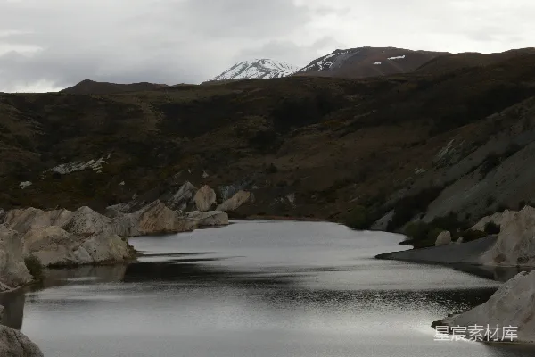 高清摄影 一片被山环绕的大片水域