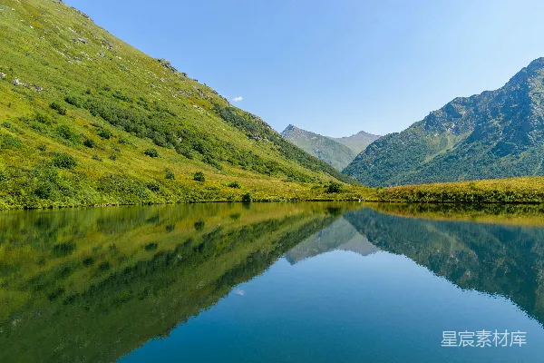 高清摄影 被山环绕的湖泊
