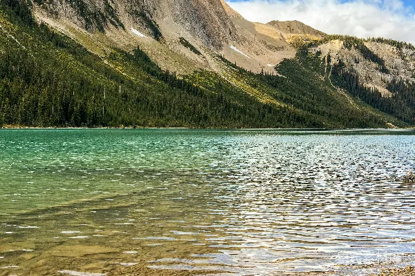 高清摄影 背景中有山的湖泊