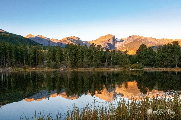 高清摄影 背景为树木和山的湖泊周边