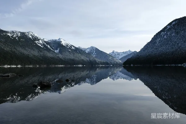 高清摄影 白天黑白色山脉的风景照片近处有一片水域