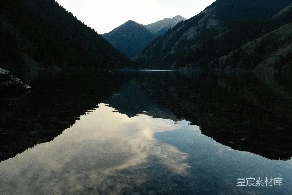 高清摄影 背景中有山的水域