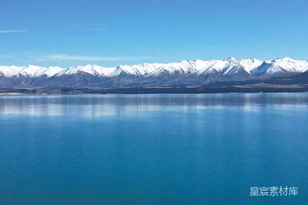 高清摄影 背景中有许多山的大型水域