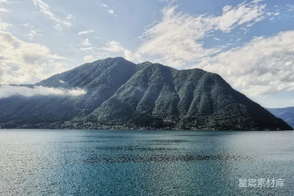 高清摄影 蓝湖位于山下，蓝天映照的白昼