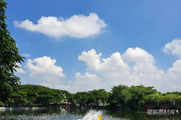 高清摄影 湖中间有一艘喷射摩托艇。