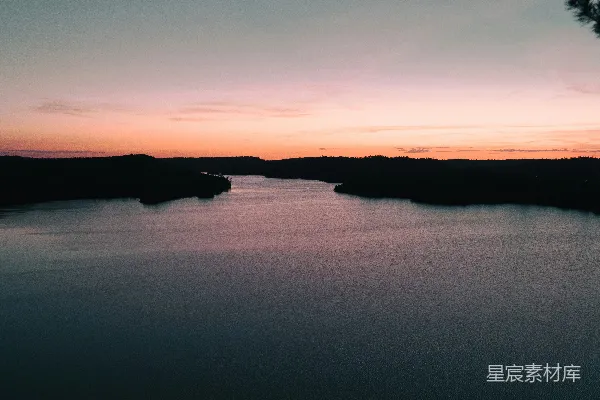 高清摄影 夕阳西下，照耀在一片水域之上。