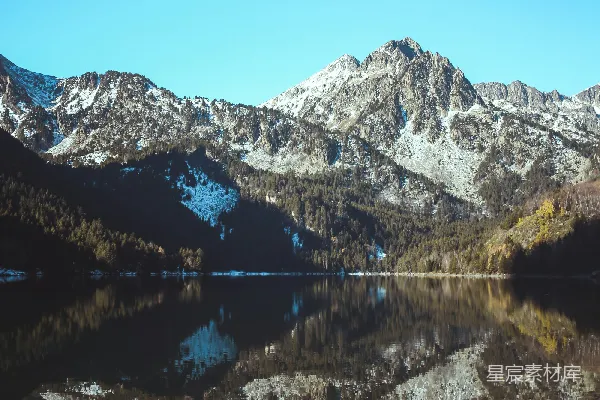 高清摄影 背景中有皑皑雪山的湖泊