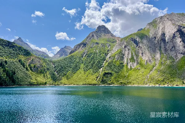 高清摄影 一片被山环绕的大片水域
