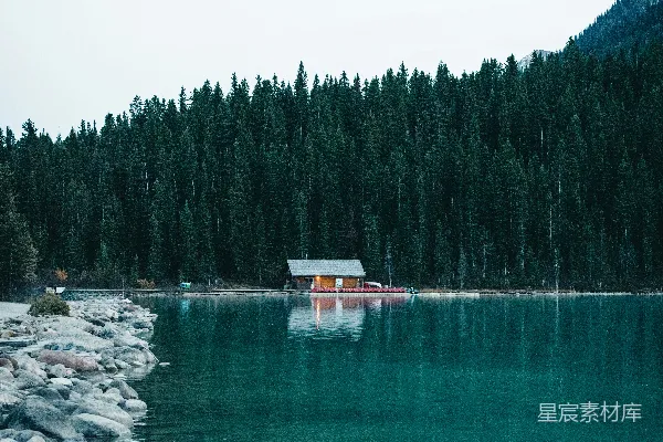 高清摄影 近森林的一片水域上有一艘船