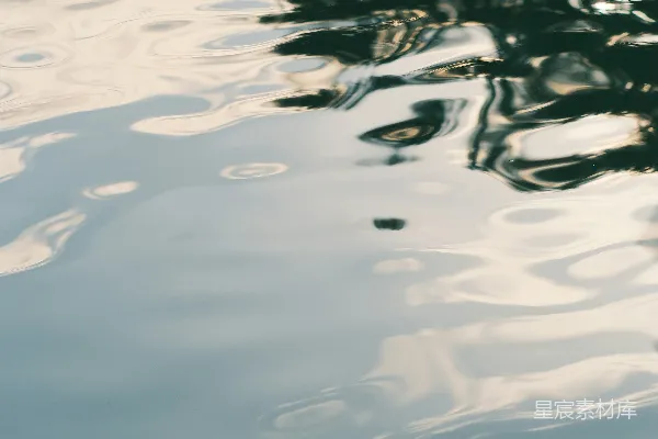 高清摄影 水面倒映的船影