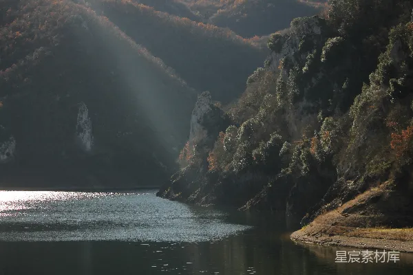 高清摄影 山环水绕的水域