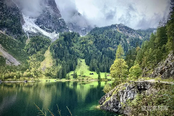高清摄影 被山和树环绕的湖泊