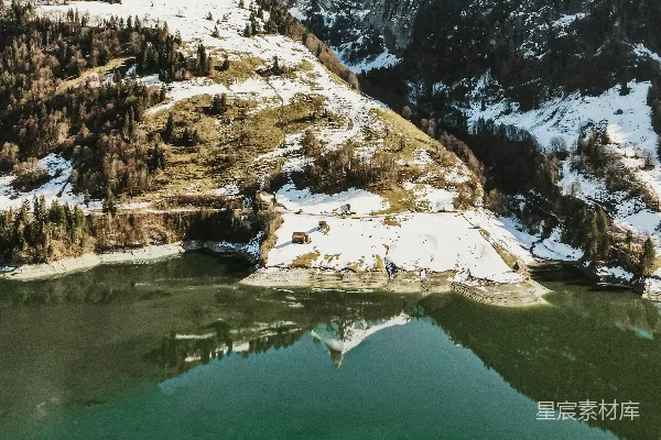 高清摄影 雪覆盖山脉中间的一湖