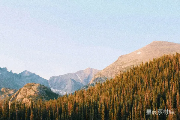 高清摄影 湖边有树木和山峰作为背景。