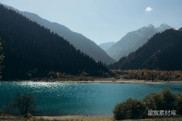 高清摄影 环绕着山的大片水域
