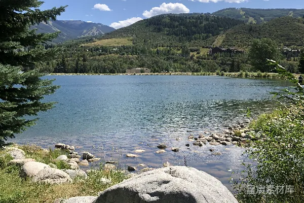 高清摄影 海边岩石在白天的草地上