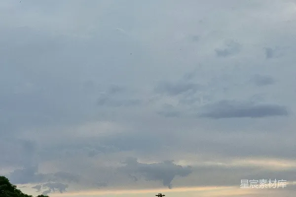 高清摄影 白天绿树白云下的景象
