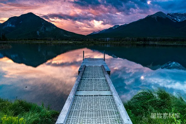高清摄影 灰水灯靠近水域白天时的景象