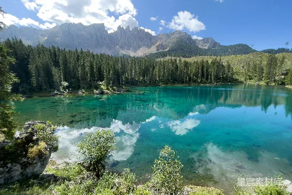 高清摄影 一片被树木和山峦环绕的蓝色湖泊