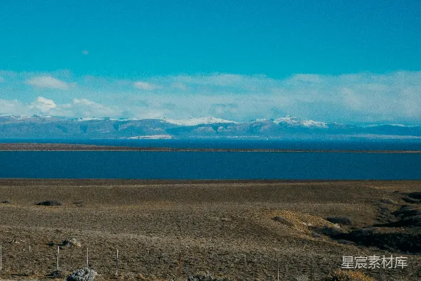 高清摄影 白天近水源地的棕色沙子