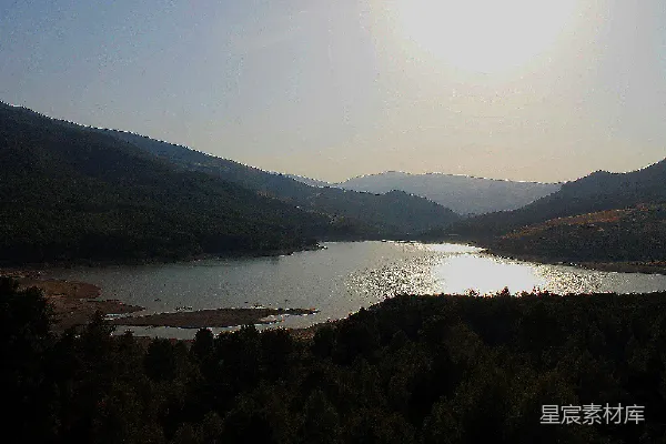 高清摄影 一片被山脉环绕的大片水域