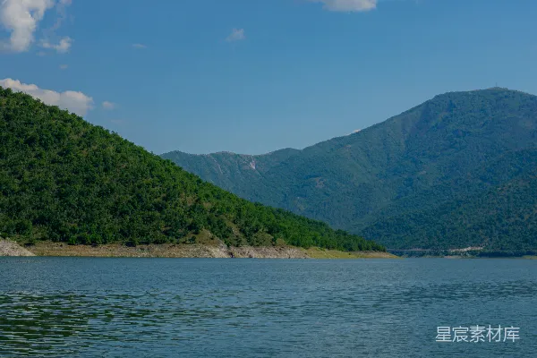 高清摄影 背景中有山的水域