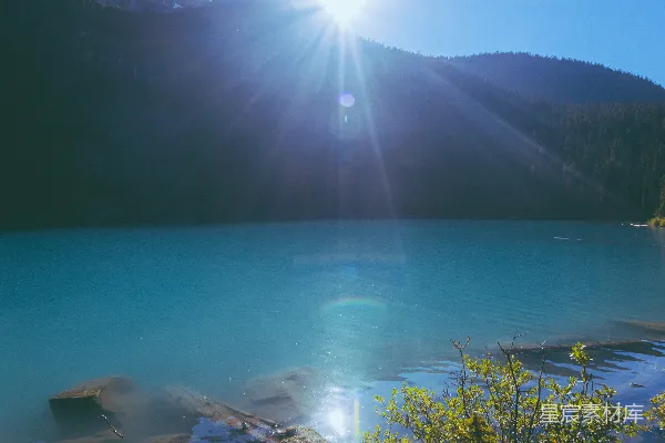 高清摄影 背景中有山的一片水域