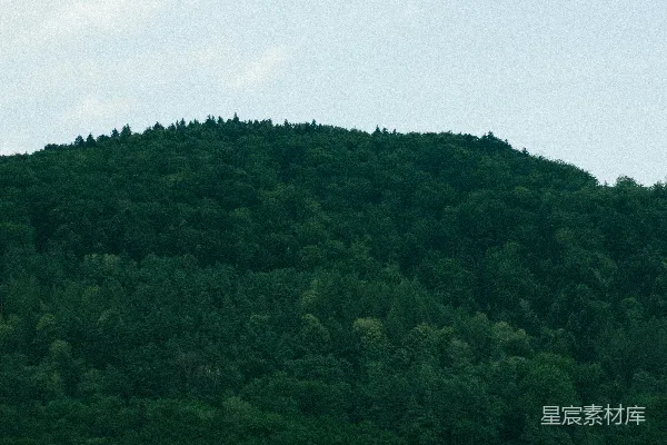 高清摄影 一群人骑马穿过湖面