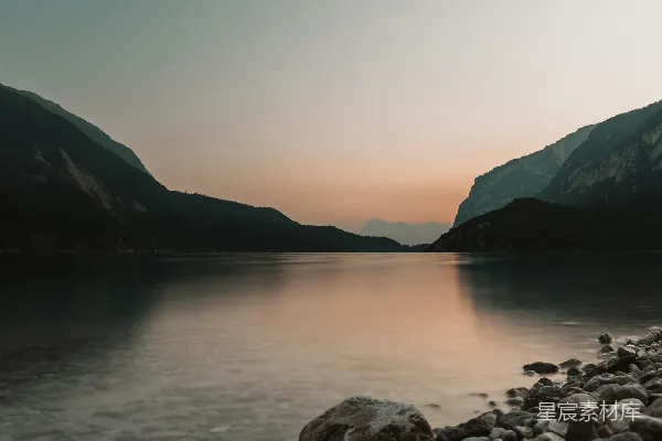 高清摄影 被山和岩石环绕的水域