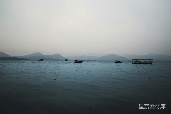 高清摄影 海上的小船在白天的白天空中