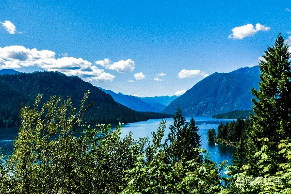 高清摄影 一幅湖周围环绕着山脉的美景