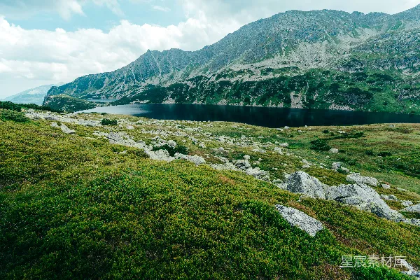 高清摄影 一片被山脉环绕的大片水域