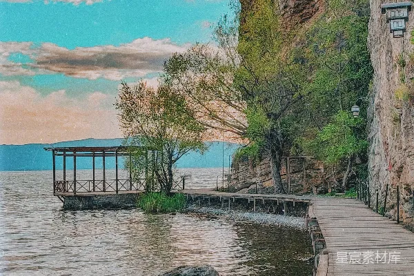 高清摄影 白天木制码头靠近水体的场景