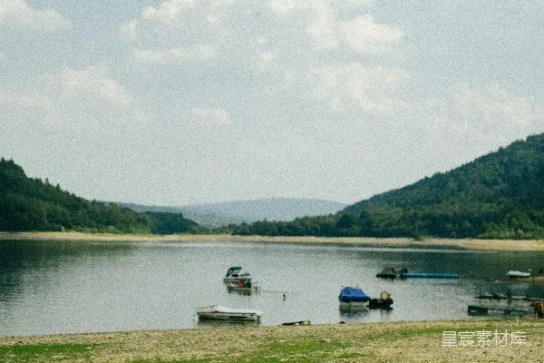 高清摄影 一队船只漂浮在湖面上