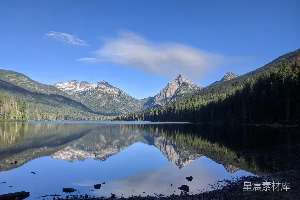 高清摄影 湖畔绿树环绕，山色青翠，蓝天白云之下白天景色