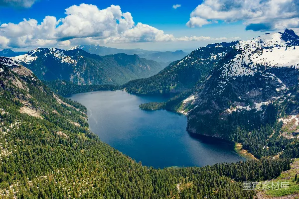 高清摄影 盖尔兰格峡湾被山环绕